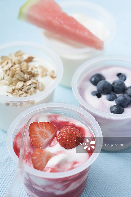 四份含浆果、谷物和西瓜的酸奶图片素材