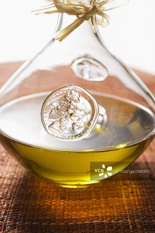 油瓶中的橄榄油图片素材