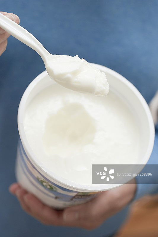 女人用勺子吃酸奶图片素材