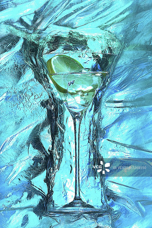 柠檬马提尼与冰块图片素材