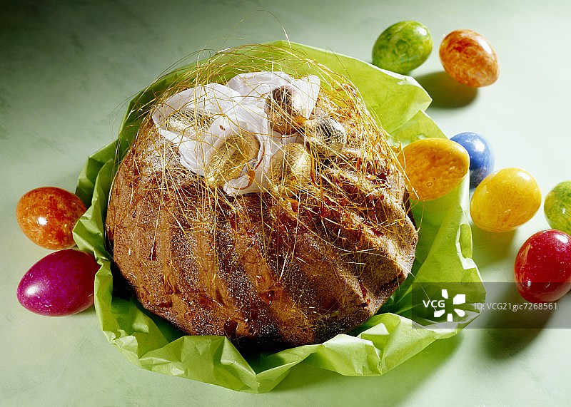 焦糖和复活节彩蛋咕咕霍夫蛋糕图片素材