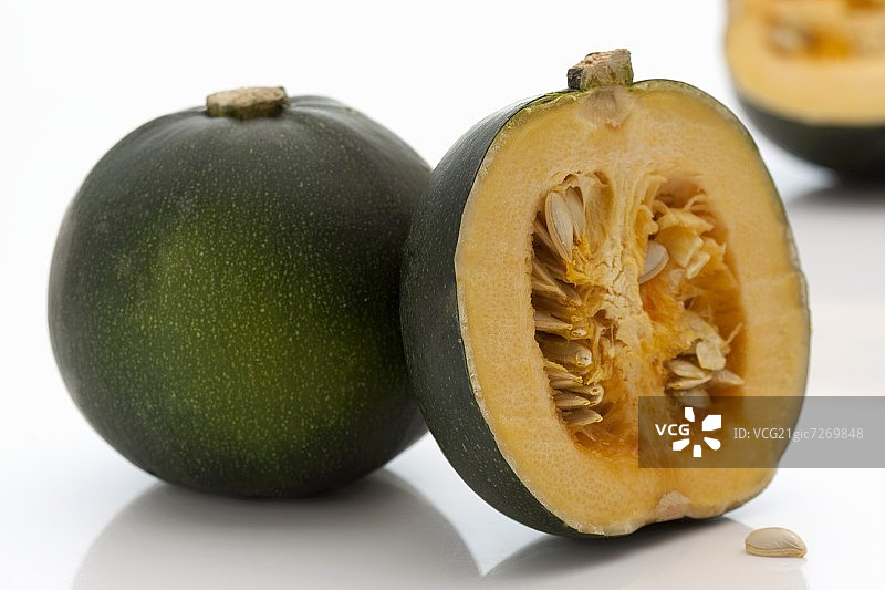 完整的和切半的南非宝石南瓜图片素材