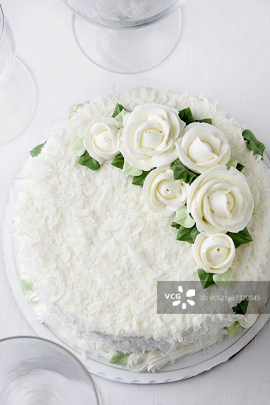 香草椰子婚礼蛋糕，白色糖霜花朵装饰（俯视角度）图片素材