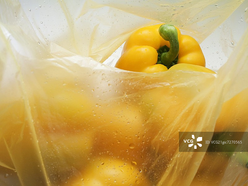 塑料袋里的黄色辣椒图片素材