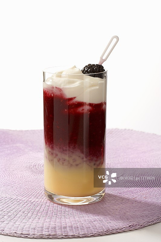 阿德沃卡特搭配浆果图片素材