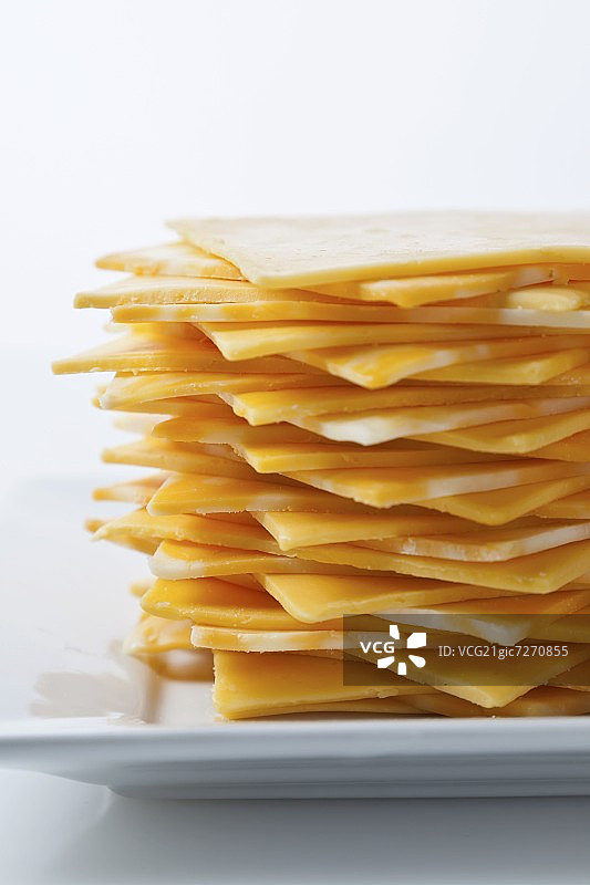 白色盘子上的美式科尔比杰克奶酪图片素材