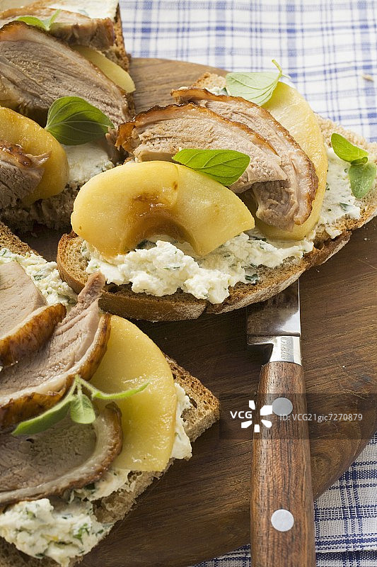开放式三明治：鸭胸肉和苹果图片素材