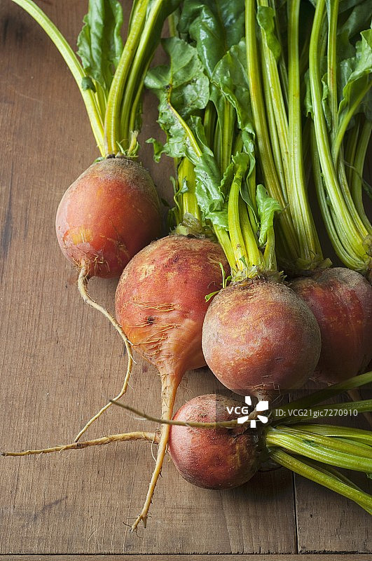 新鲜的金色甜菜根与蔬菜图片素材
