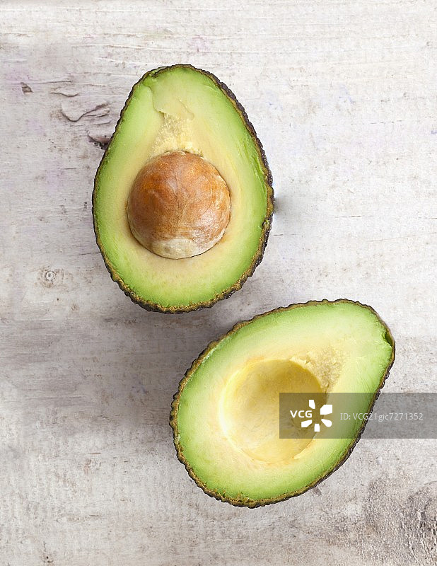 带核的新鲜牛油果切半图片素材