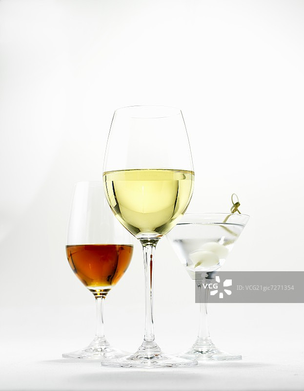 一杯白葡萄酒、马提尼和雪利酒图片素材