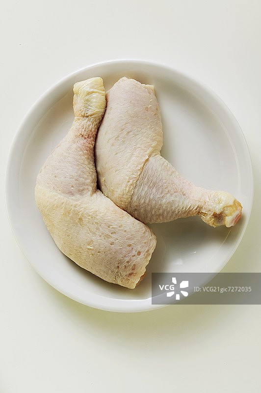 盘子里的两只鸡腿图片素材
