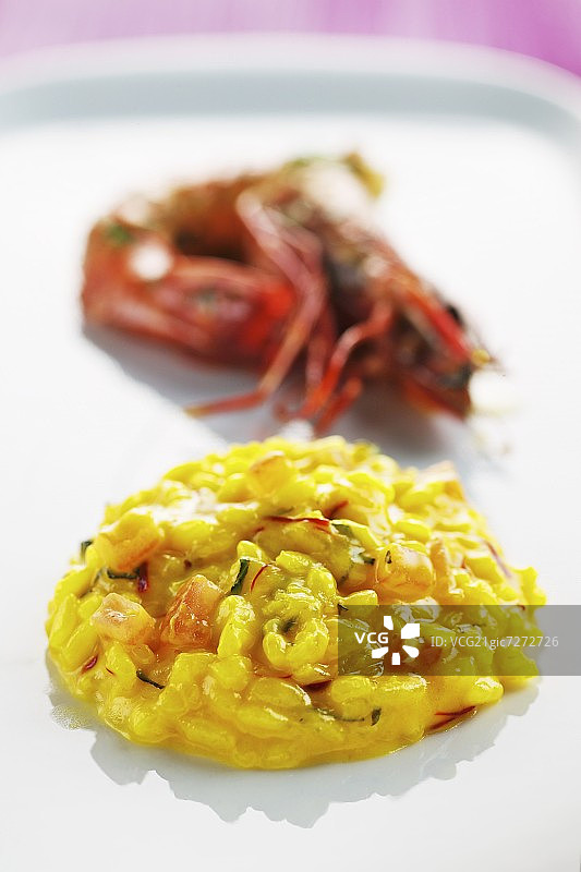 藏红花烩饭配炸虾图片素材