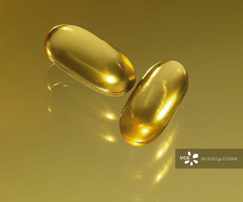 两粒鱼油胶囊图片素材