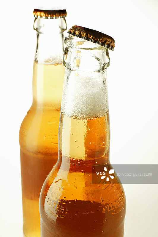 两瓶姜汁啤酒图片素材