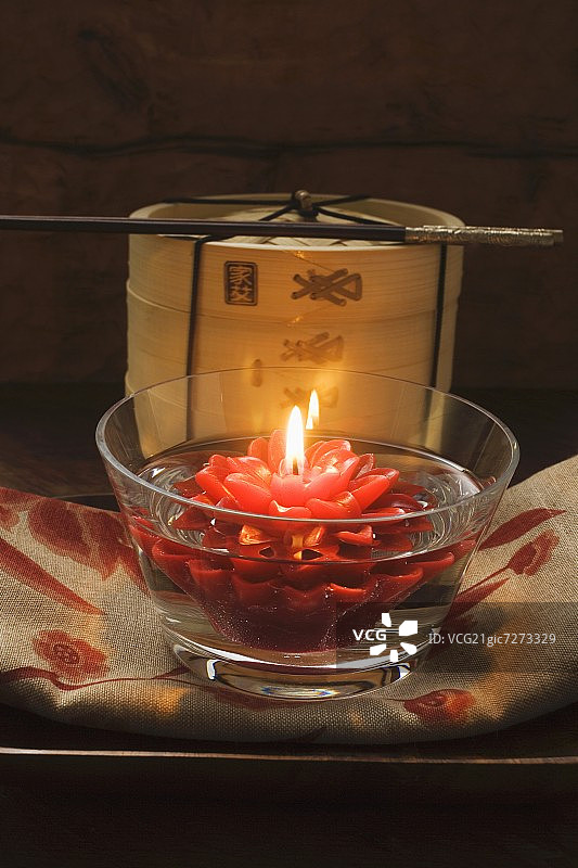 漂浮的蜡烛花，竹蒸笼图片素材