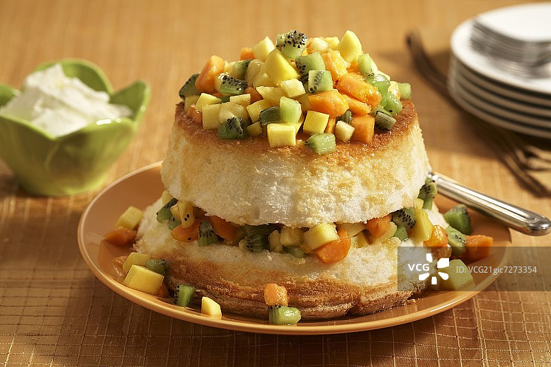 天使蛋糕搭配热带水果图片素材