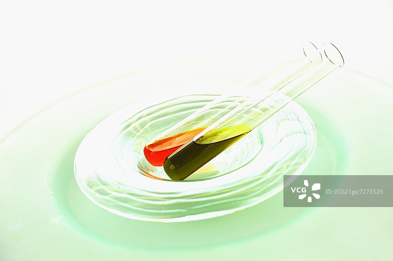 试管中的辣椒油和橄榄油图片素材