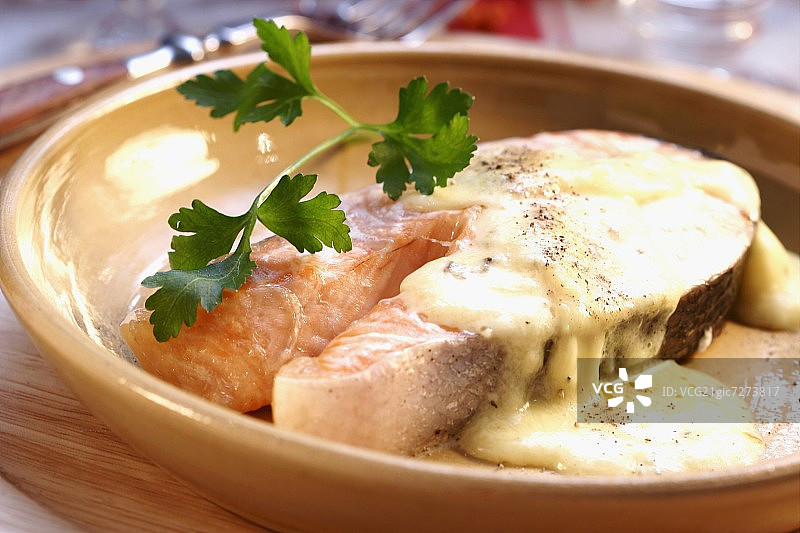 奶酪酱汁三文鱼牛排图片素材