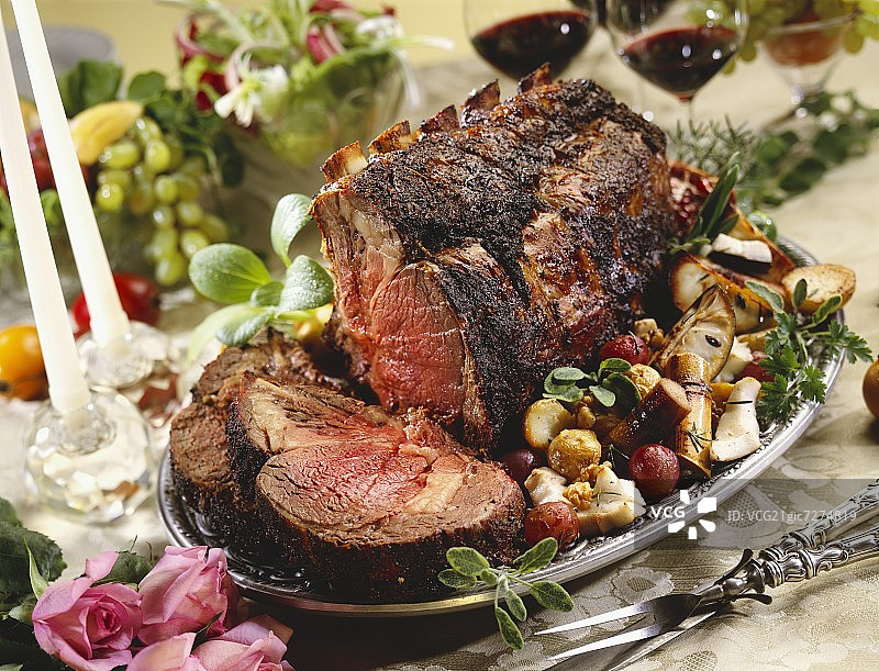 拼盘上的部分切片的上等肋排图片素材