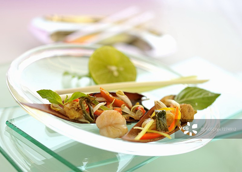 贻贝鲜虾配柠檬草图片素材