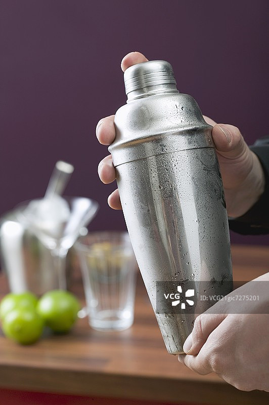 手持鸡尾酒摇壶图片素材