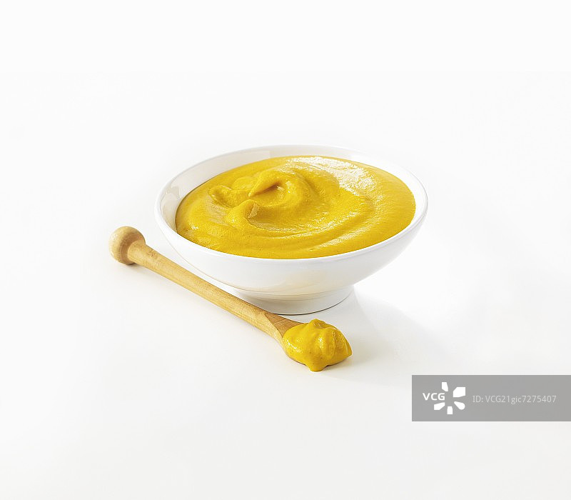 小罐和勺子上的芥末酱图片素材