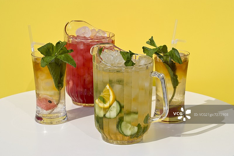 皮姆和西瓜鸡尾酒在罐子和玻璃杯图片素材