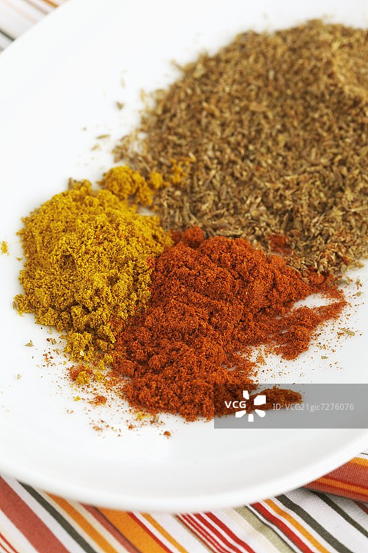 印度香料：辣椒粉、咖喱粉和孜然粉图片素材