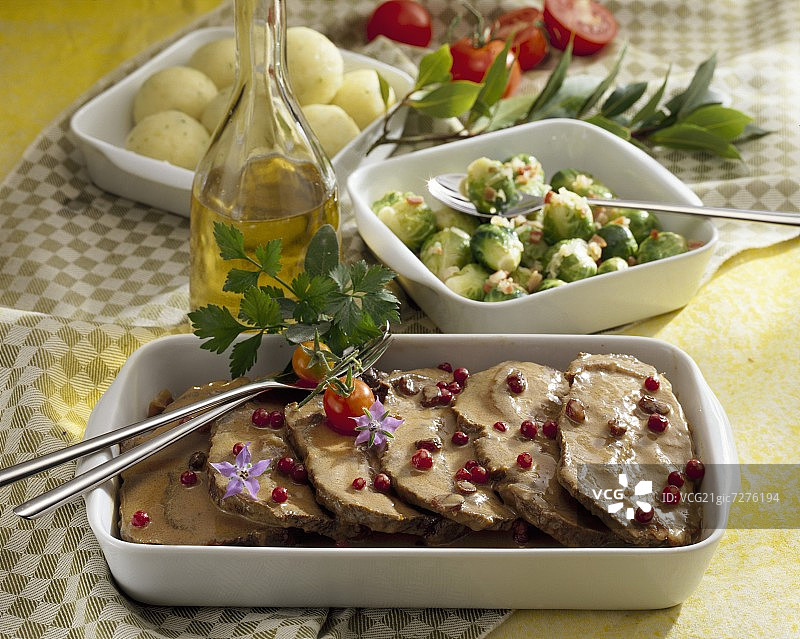 腌制罐焖牛肉配孢子甘蓝和马铃薯丸子图片素材