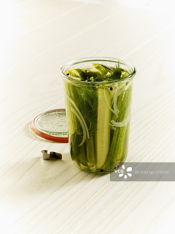 开放罐子里的手工莳萝小黄瓜图片素材