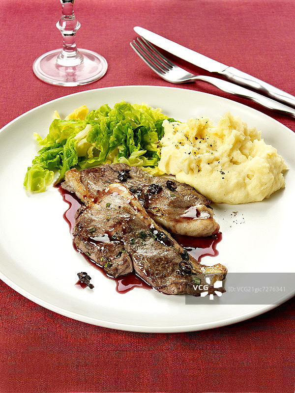 红酒汁土豆泥羊排图片素材