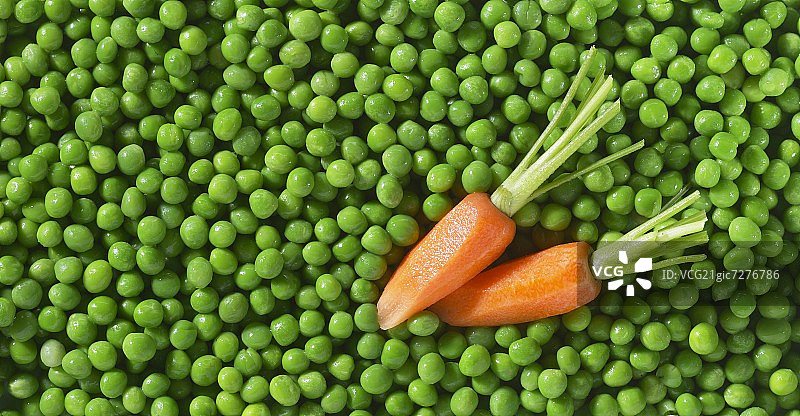 冷冻豌豆和新鲜胡萝卜图片素材