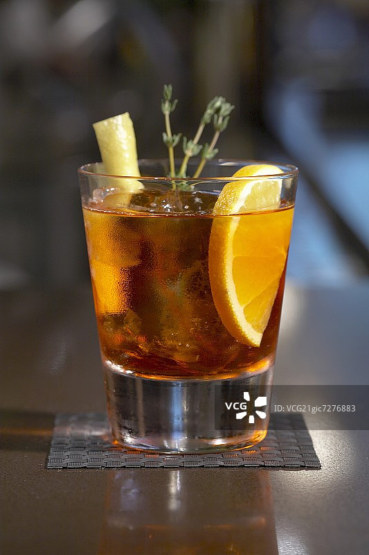 装饰精美的内格罗尼斯巴格利亚托酒杯图片素材