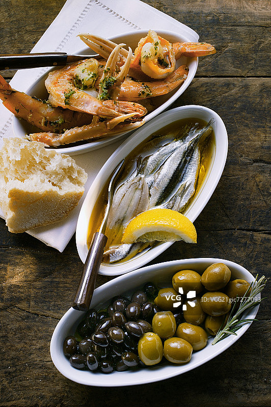 腌制沙丁鱼、炸海螯虾和橄榄图片素材