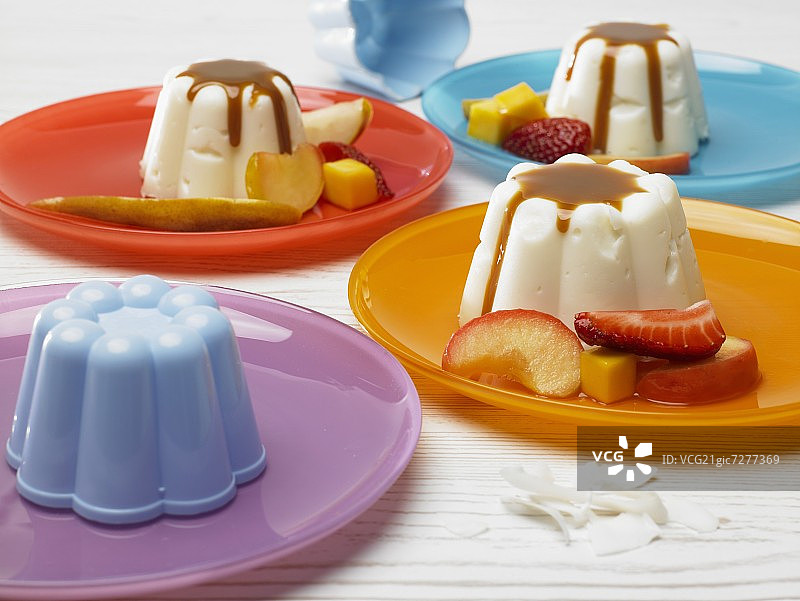 白色椰子奶油配新鲜水果图片素材