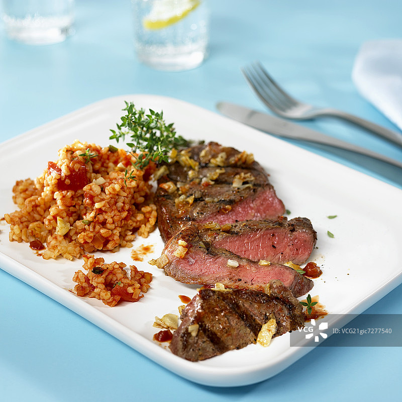 烤腰肉牛排配保加麦和番茄沙拉图片素材