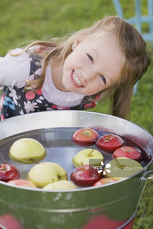 咬苹果的女孩图片素材