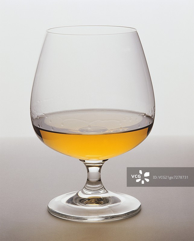 白兰地酒杯中的干邑图片素材
