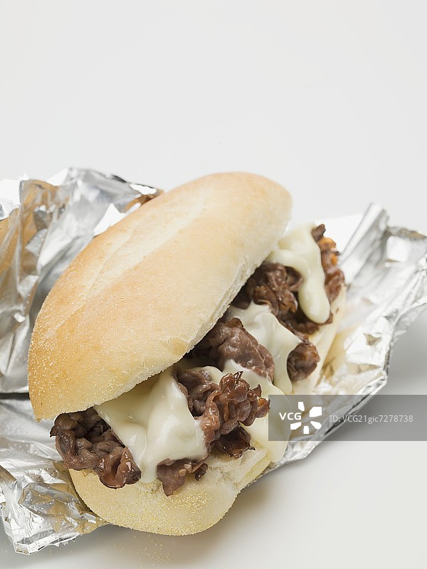 融化奶酪铝箔牛肉丝三明治图片素材