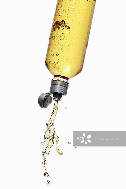 瓶中飞溅而出的黄色能量饮料图片素材