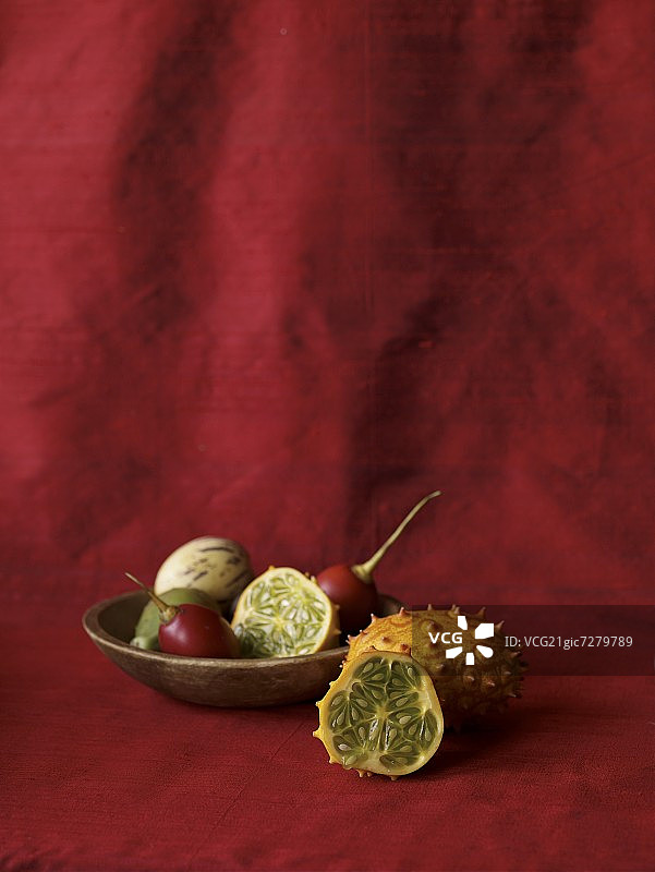 仙人掌果；完整和一半；异国水果图片素材