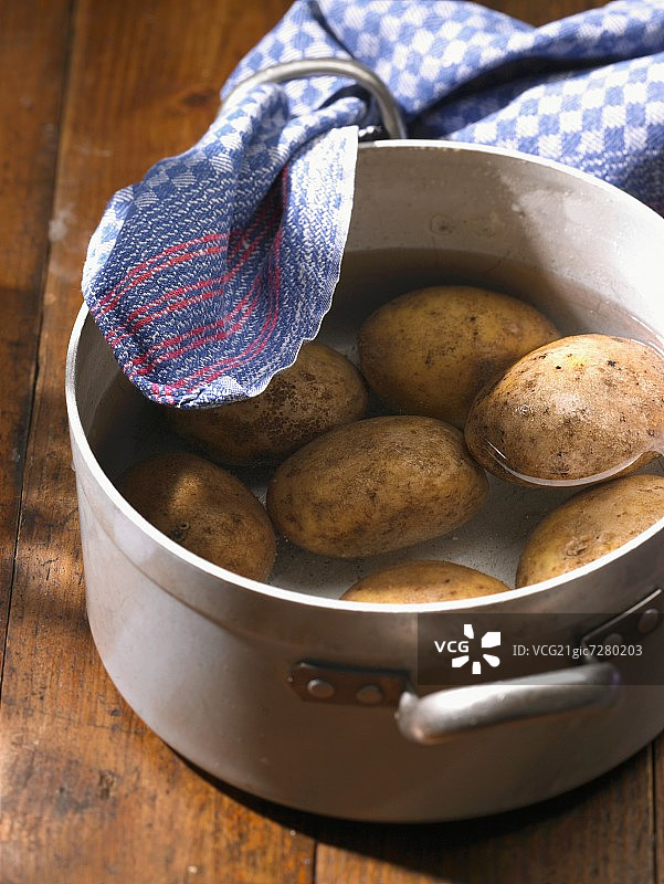 水壶里的土豆图片素材