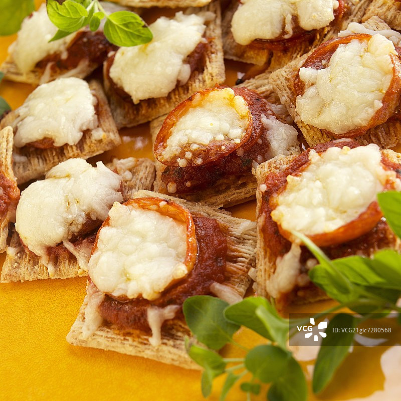 意大利辣香肠披萨图片素材