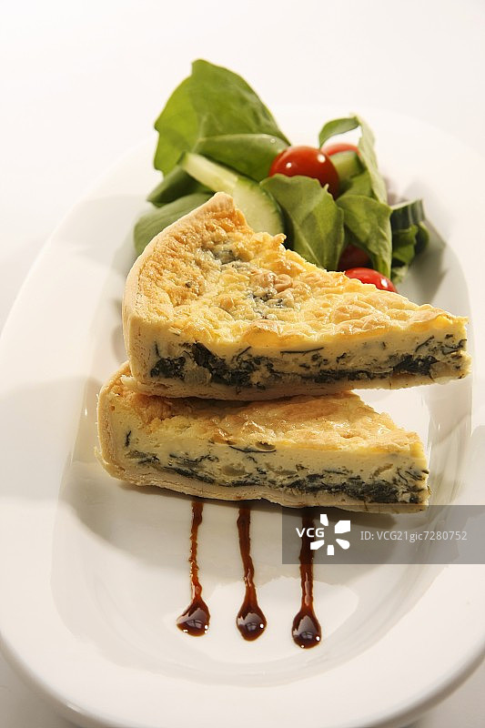 菠菜乳蛋饼配沙拉图片素材