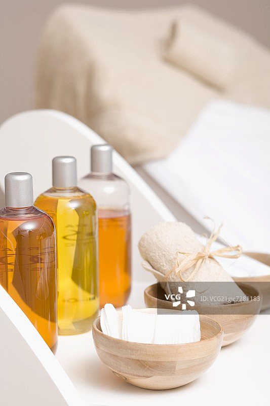 用于美容护理的各种身体精油和设备图片素材