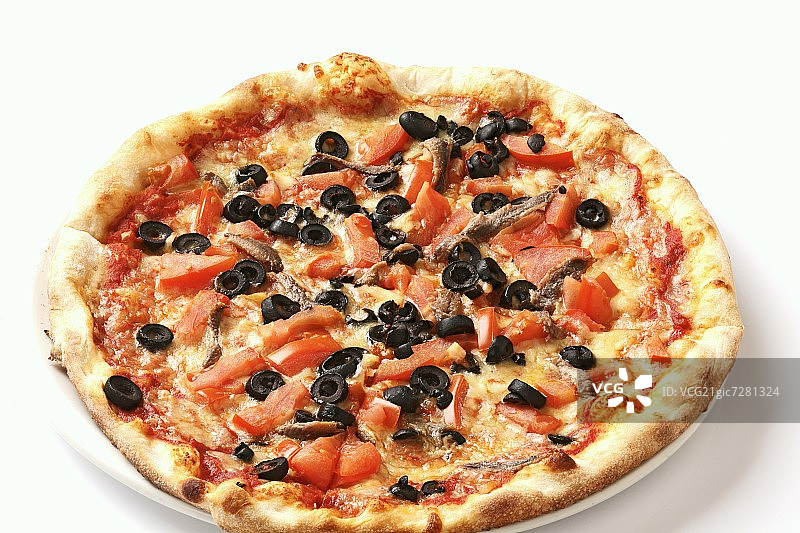 那不勒斯披萨配番茄、橄榄和沙丁鱼图片素材