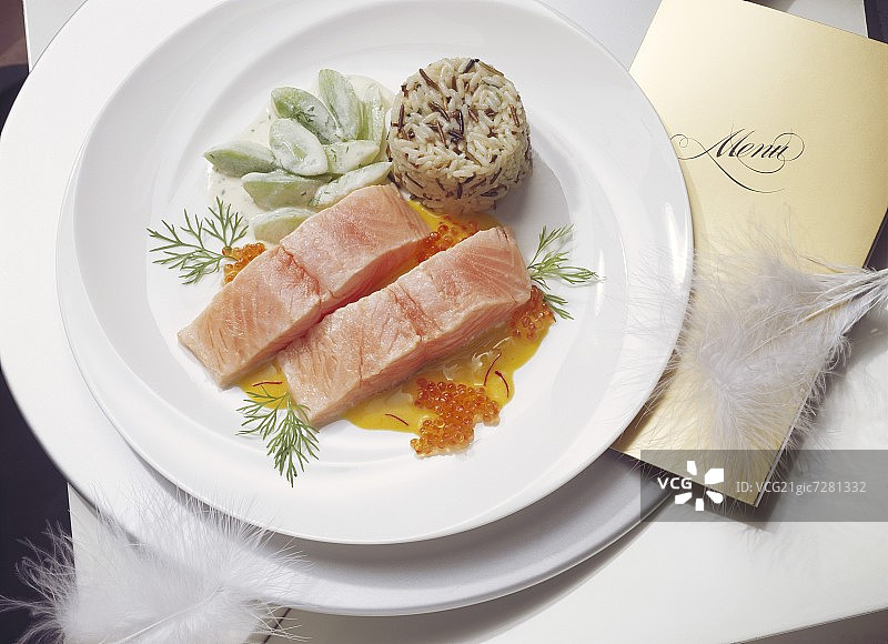 鱼子酱藏红花酱煮鲑鱼图片素材