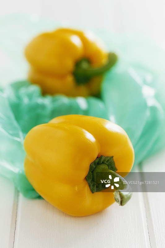 塑料袋里的黄色辣椒图片素材