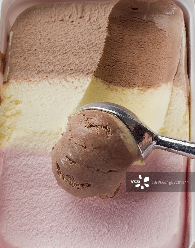 塑料盒装那不勒斯冰淇淋和冰淇淋勺图片素材