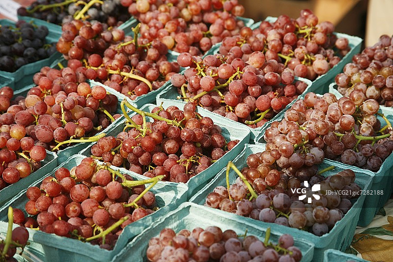 农贸市场上的有机红葡萄图片素材
